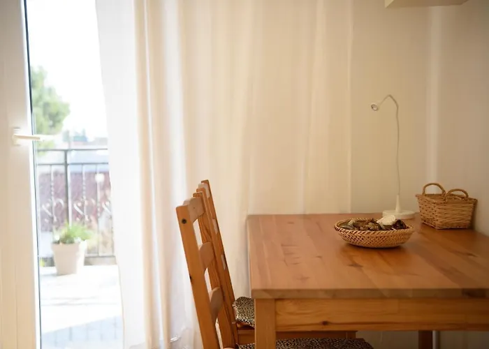 Claudia Lemon Premantura